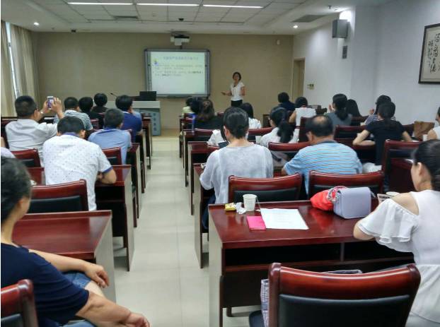 为纪念中国共产党成立96周年，深入推进“两学一做”教育活动，6686体育(中国)官方网站 - 登录入口集团党委书记陈宝贵同志，6686体育(中国)官方网站 - 登录入口集团党委副书记、厦门眼科中心党总支书记陈逸恬同志，党委委员张秀恋同志，以及支部三十余名党员同志参加了集团党委组织的庆祝“七一”主题党日