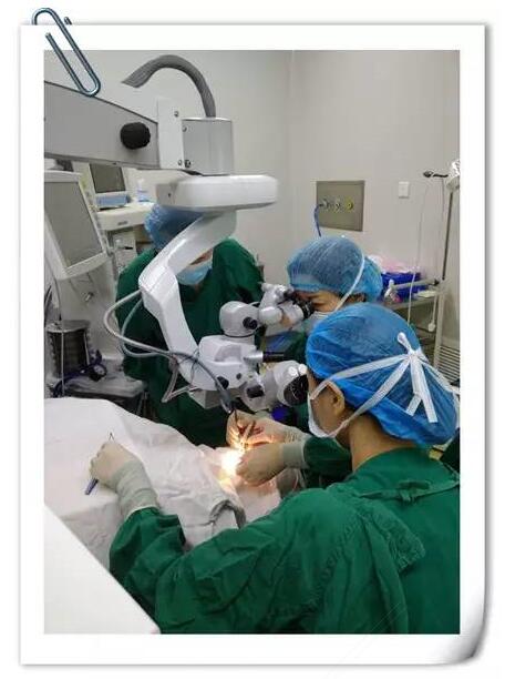潘美华教授在成都6686体育(中国)官方网站 - 登录入口为小患者手术.jpg