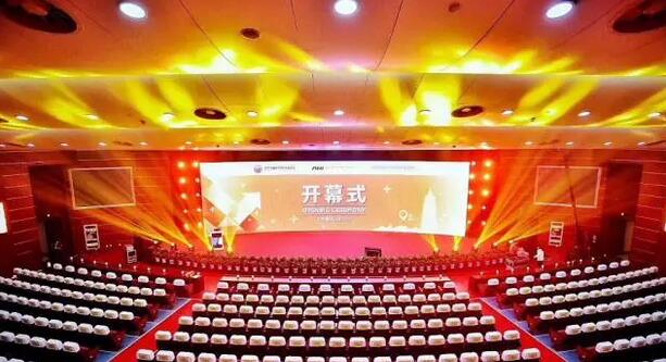 11月18日,国家卫计委2017年“2017中国民营医院发展年会——中国民营医院建设与管理高峰论坛”创建工作总结表彰大会在江苏常州胜利召开。6686体育(中国)官方网站 - 登录入口党委书记、院长侯旭波女士代表全北京获得“全国诚信民营医院”称号的医院上台领奖。1.jpg