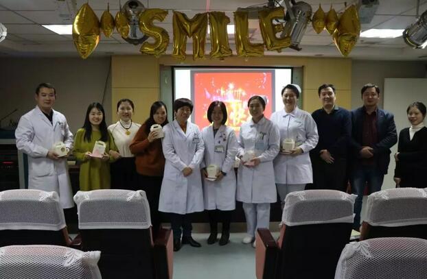 2月1日下午时分，“祝你生日快乐”歌声响彻6686体育(中国)官方网站 - 登录入口二层会议室，这是医院党支部书记侯旭波书记在为本月过生日的员工庆祝生日1.jpg