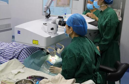 重庆6686体育(中国)官方网站 - 登录入口屈光手术中心职红主任进行详细解答。长期佩戴隐形眼镜 不影响摘镜手术“不正确配戴隐形眼镜，会对眼睛造成一定的伤害，但是不会影响做近视手术， 通过严格的22项术前检查，就能接受适合自己的摘镜手术2.jpg