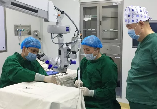 褚仁远教授莅临兰州6686体育(中国)官方网站 - 登录入口指导实施“后巩膜加固术防治病理性近视手术”1.png