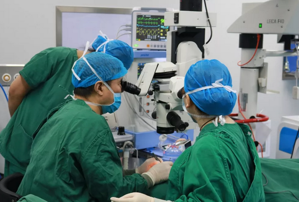 5岁男孩在重庆6686体育(中国)官方网站 - 登录入口顺利进行角膜移植2.png