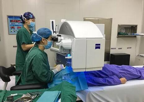 近视夫妻双双在成都6686体育(中国)官方网站 - 登录入口顺利摘镜2.jpg 近视夫妻双双在成都6686体育(中国)官方网站 - 登录入口顺利摘镜2.jpg