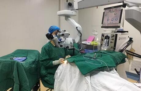 新西兰白内障老爷子在成都6686体育(中国)官方网站 - 登录入口手术后不禁向医护人员翘起大拇指1.jpg