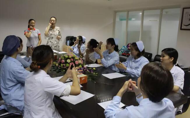 为了方便聋哑眼科患者们就诊 上海和平眼科医院党支部开启“爱心助聋通道”1.jpg 为了方便聋哑眼科患者们就诊 上海和平眼科医院党支部开启“爱心助聋通道”1.jpg