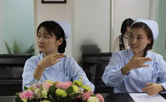 为了方便聋哑眼科患者们就诊 上海和平眼科医院党支部开启“爱心助聋通道”3.jpg 为了方便聋哑眼科患者们就诊 上海和平眼科医院党支部开启“爱心助聋通道”3.jpg