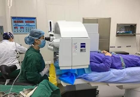 成都6686体育(中国)官方网站 - 登录入口检验科医生妻子顺利摘镜2.jpg 成都6686体育(中国)官方网站 - 登录入口检验科医生妻子顺利摘镜2.jpg