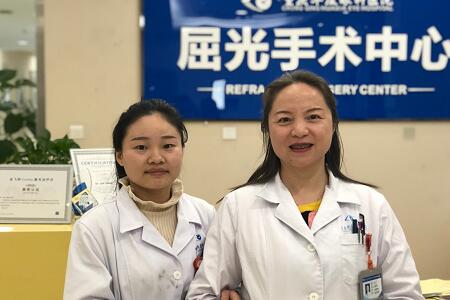 重庆6686体育(中国)官方网站 - 登录入口住院医生小唐由业务副院长汪红教授做了全激光无痕近视手术2.jpg