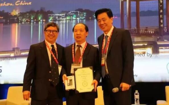 多次受邀于世界眼科大会、美国眼科年会、亚洲太平洋地区眼科年会等环球眼科会议进行现场手术表演——6686体育(中国)官方网站 - 登录入口集团业务副总院长、上海和平眼科医院院长郭海科教授3.jpg 多次受邀于世界眼科大会、美国眼科年会、亚洲太平洋地区眼科年会等环球眼科会议进行现场手术表演——6686体育(中国)官方网站 - 登录入口集团业务副总院长、上海和平眼科医院院长郭海科教授3.jpg