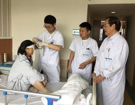 成都6686体育眼医院罗清礼院长：睑板腺癌越早发现与诊断，越早医治，其预后越好1.png