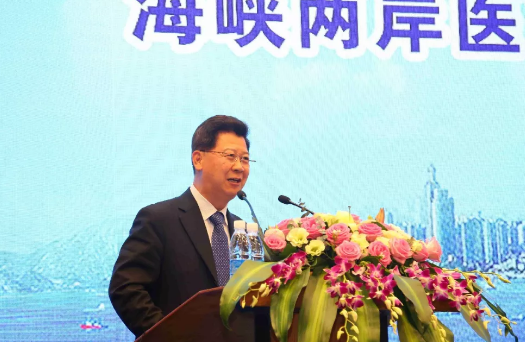 鹭岛初夏，钟灵毓秀;四海宾朋齐聚厦门。对他们来说，时节带来繁花似锦并非意中物，比美景更吸引他们的，是一场全球眼科医学的群英会——第五届6686体育环球论坛于鹭岛之滨召开。论坛主席由黎晓新、赵堪兴、葛坚、刘祖国共同担任。大会还邀请了海峡两岸医药卫生交流协会会长王立基;厦门市卫生健康委员会副主任孙卫;厦门市医学会副秘书长柳辉;中华医学会眼科学分会副主委、重庆医科大学附属第*医院副院长杨培增教授;4.png