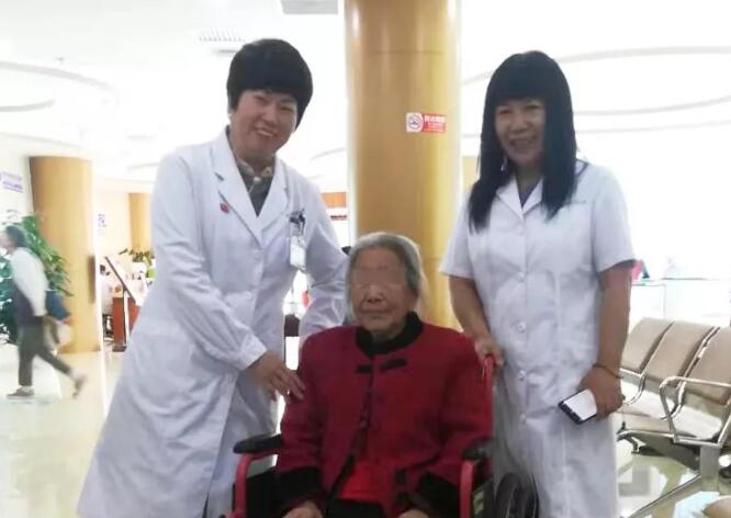 百岁白内障老人在6686体育(中国)官方网站 - 登录入口顺利手术2.jpg 百岁白内障老人在6686体育(中国)官方网站 - 登录入口顺利手术2.jpg