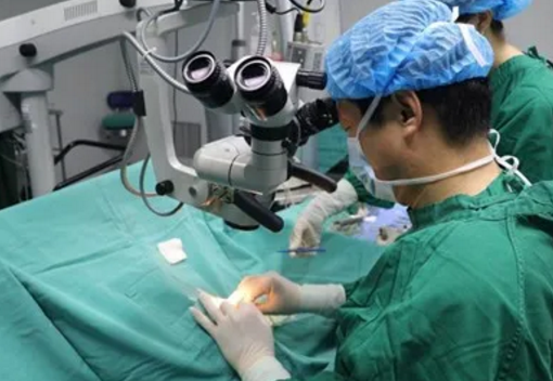 并发性白内障，角膜白斑，血管翳患者在郑州6686体育(中国)官方网站 - 登录入口顺利手术1.png