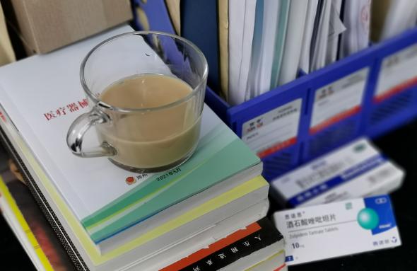 郑州6686体育视光:“狠人”刘苏冰的3件宝:咖啡、止疼片、安眠药,让她时刻处在较佳状态。找她做近视手术,放心!2.png 郑州6686体育视光:“狠人”刘苏冰的3件宝:咖啡、止疼片、安眠药,让她时刻处在较佳状态。找她做近视手术,放心!2.png